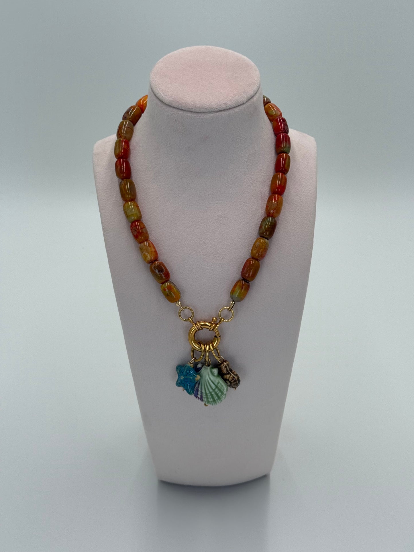 zeester bedel aan ketting handgemaakt keramiek blauw gecombineerd met natuursteen kralen en vergulde accenten