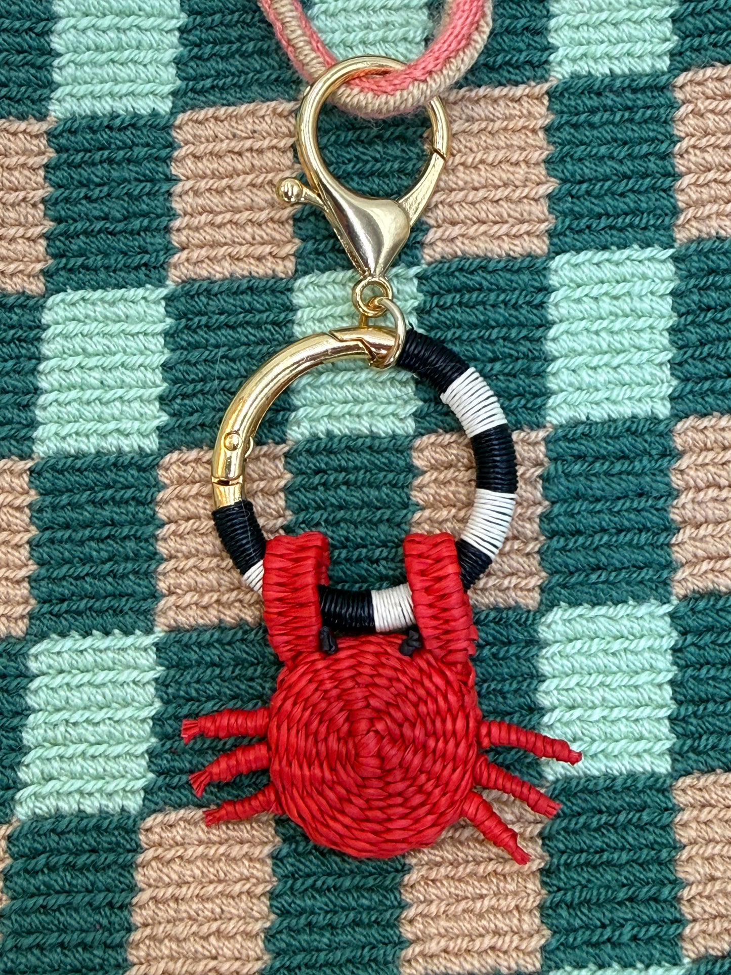 Handgemaakte LolaGrace krab tasbedel van Werregue-palm met brons en 24-karaat vergulde details, bag charm accessoire voor tas.