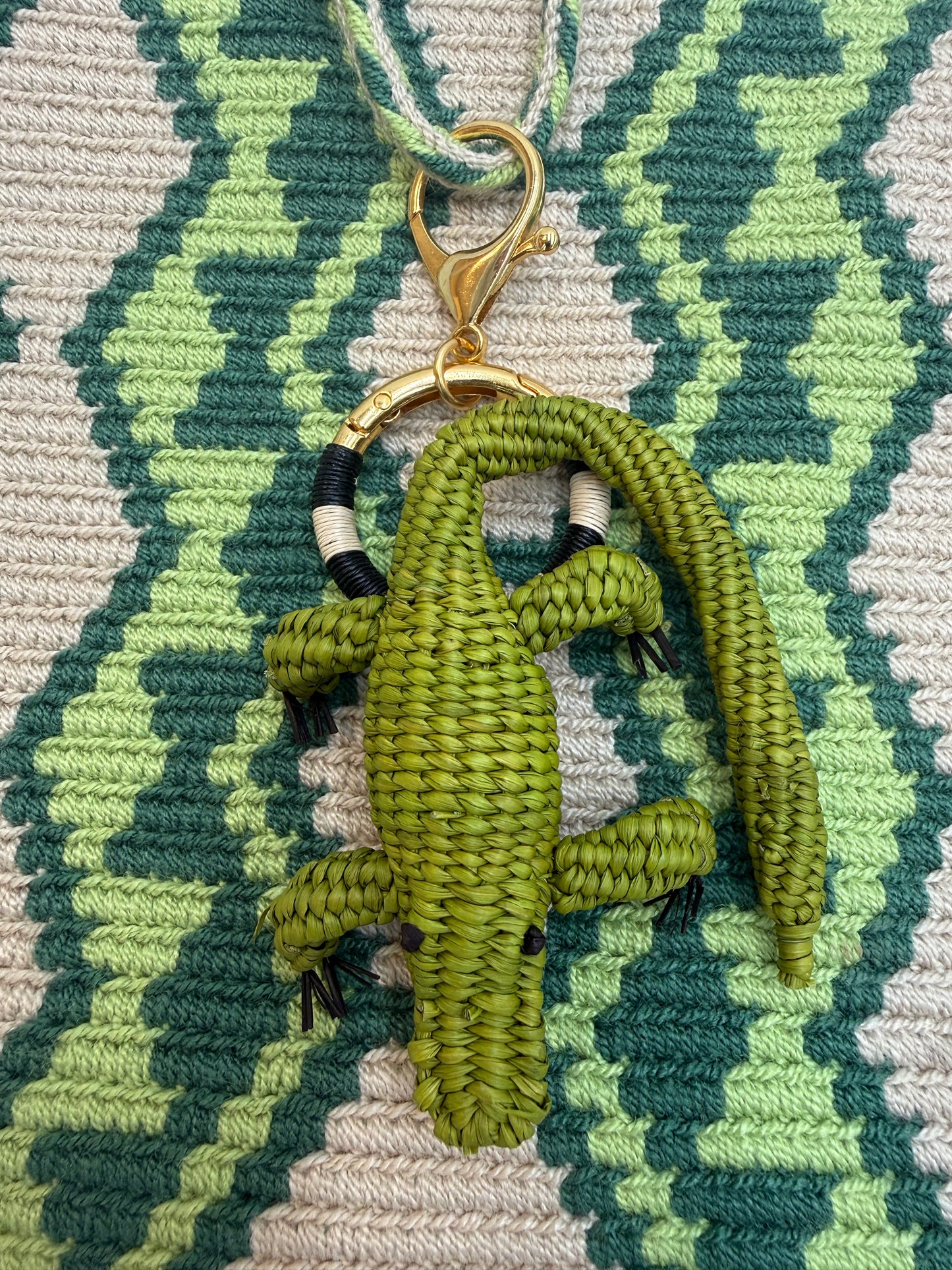 Handgemaakte LolaGrace krokodil tasbedel van Werregue-palm met brons en 24-karaat vergulde details, bag charm accessoire voor tas.