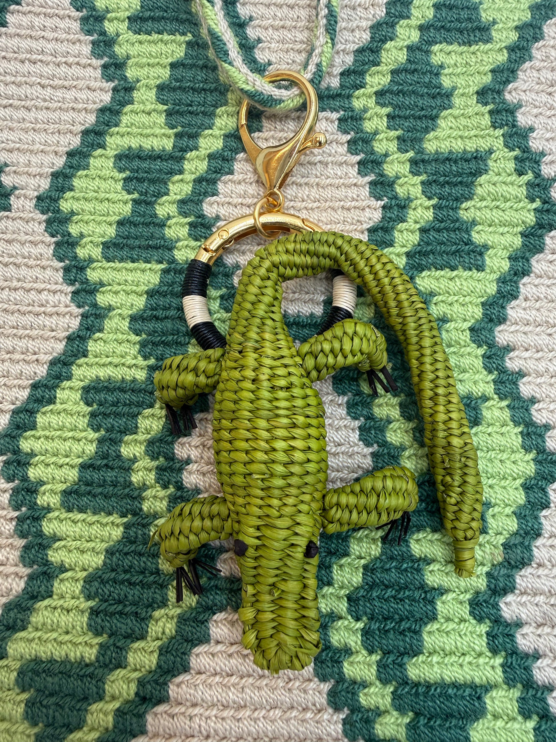 Handgemaakte LolaGrace krokodil tasbedel van Werregue-palm met brons en 24-karaat vergulde details, bag charm accessoire voor tas.