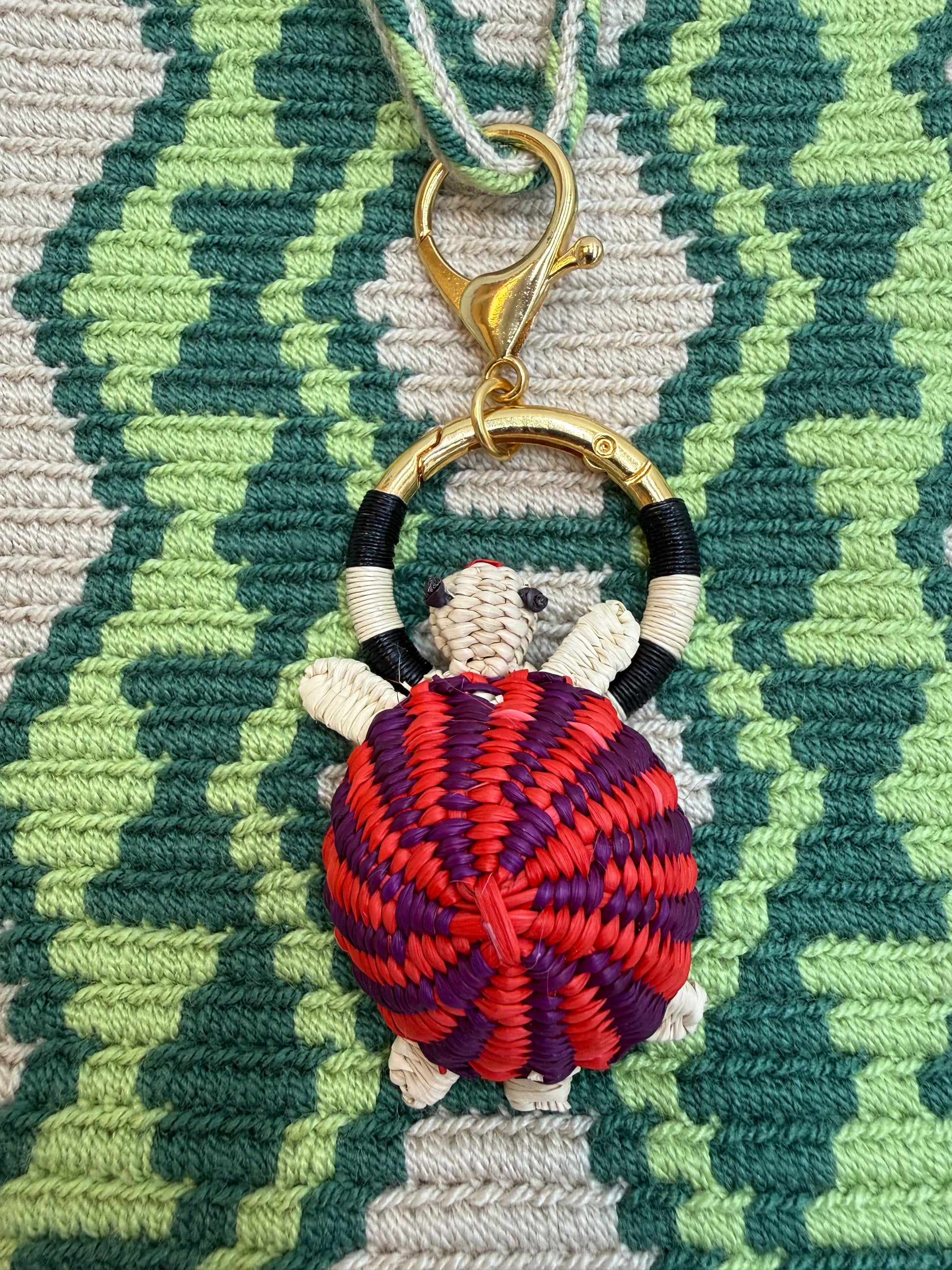 Handgemaakte LolaGrace schildpad tasbedel van Werregue-palm met brons en 24-karaat vergulde details, bag charm accessoire voor tas.