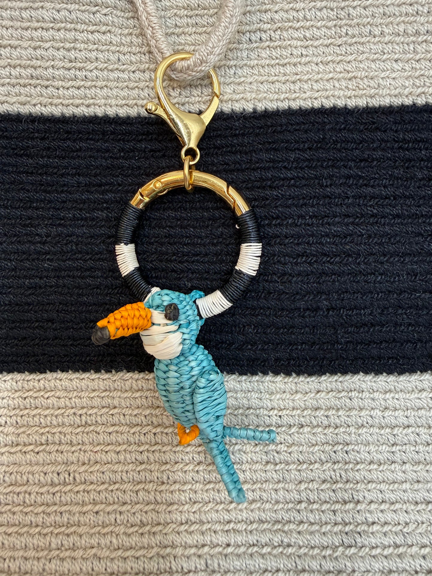Handgemaakte LolaGrace blauwe vogel tasbedel van Werregue-palm met brons en 24-karaat vergulde details, bag charm accessoire voor tas.
