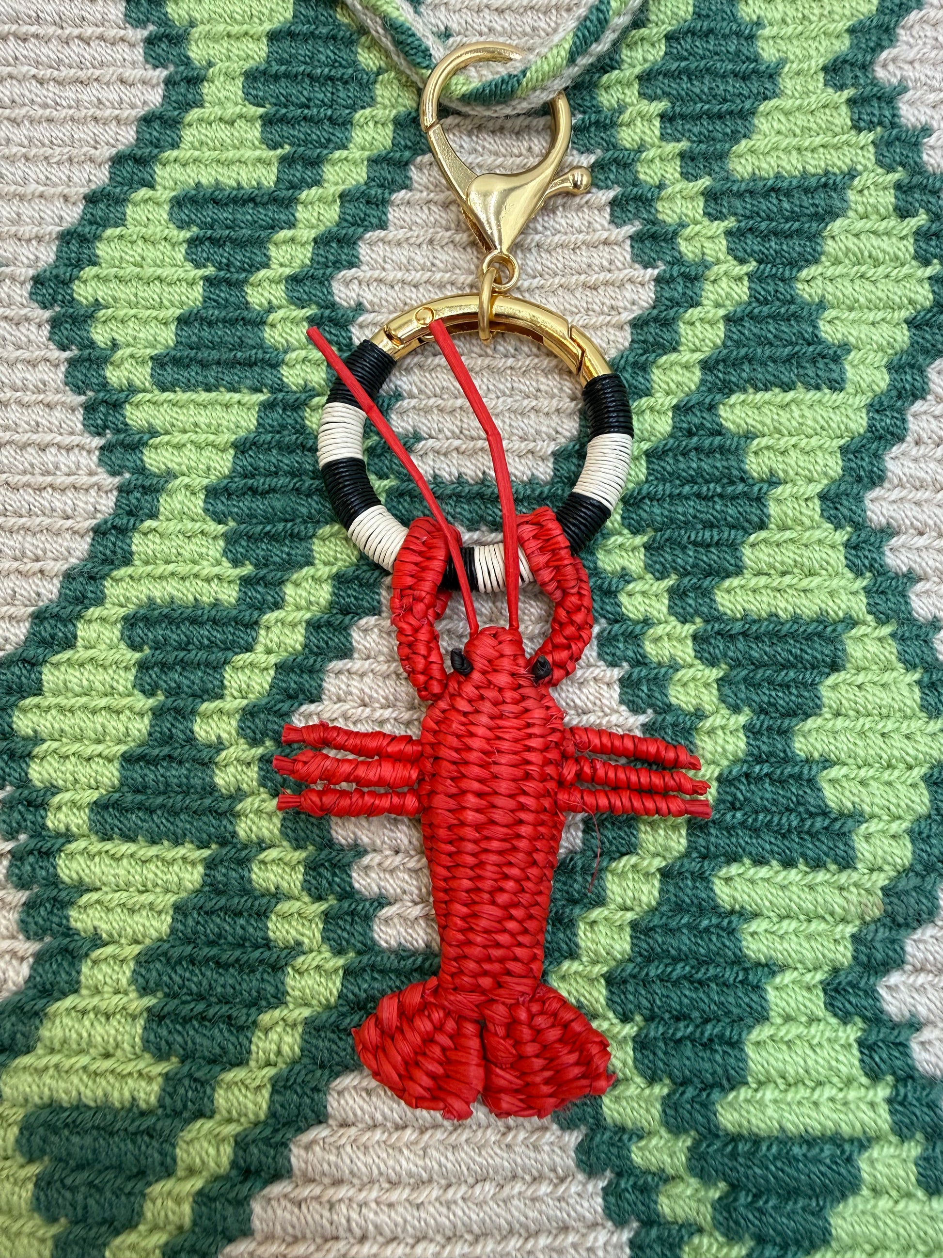 Handgemaakte LolaGrace kreeft tasbedel van Werregue-palm met brons en 24-karaat vergulde details, bag charm accessoire voor tas.