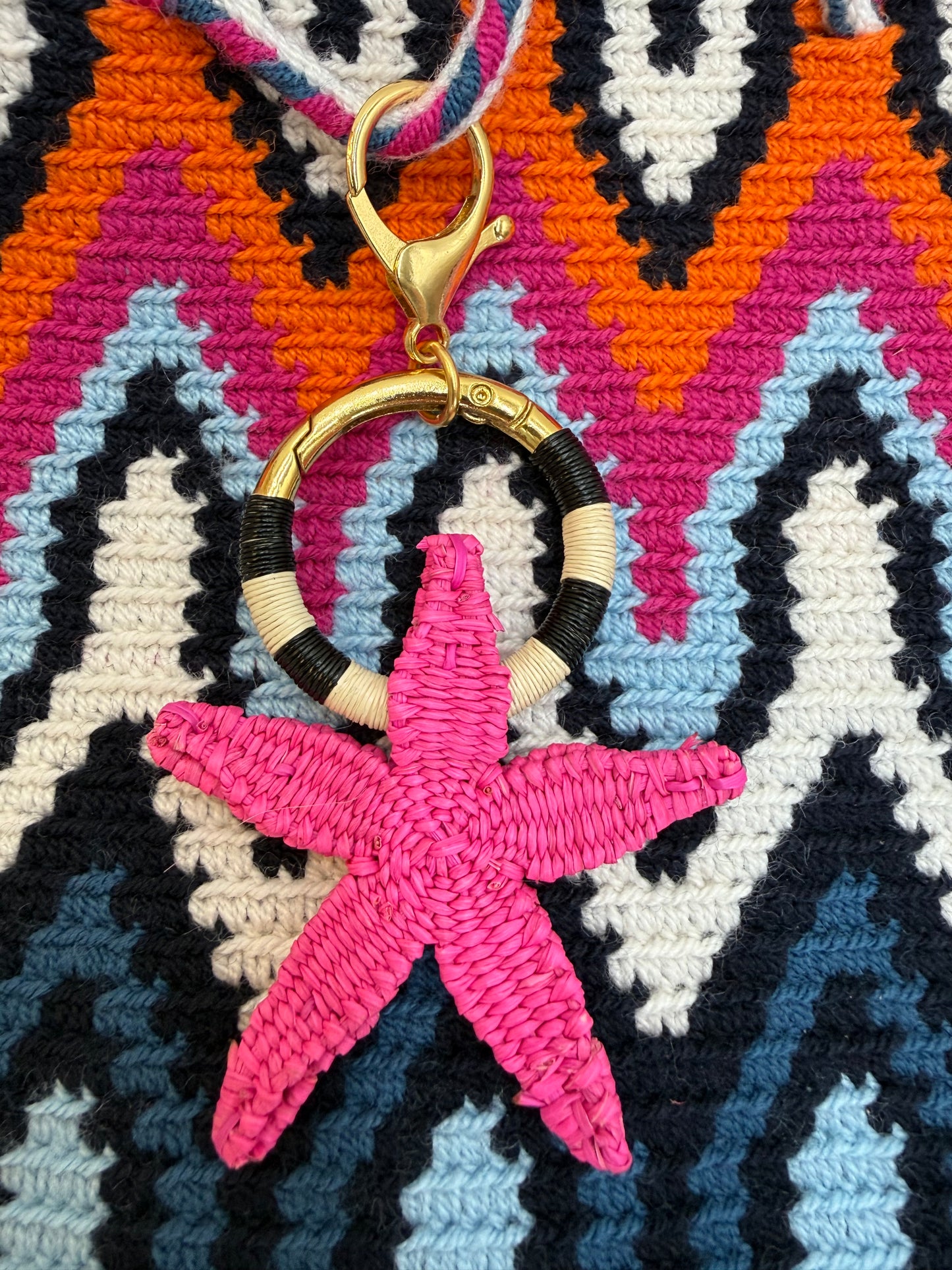 Handgemaakte LolaGrace zeester tasbedel van Werregue-palm met brons en 24-karaat vergulde details, bag charm accessoire voor tas.