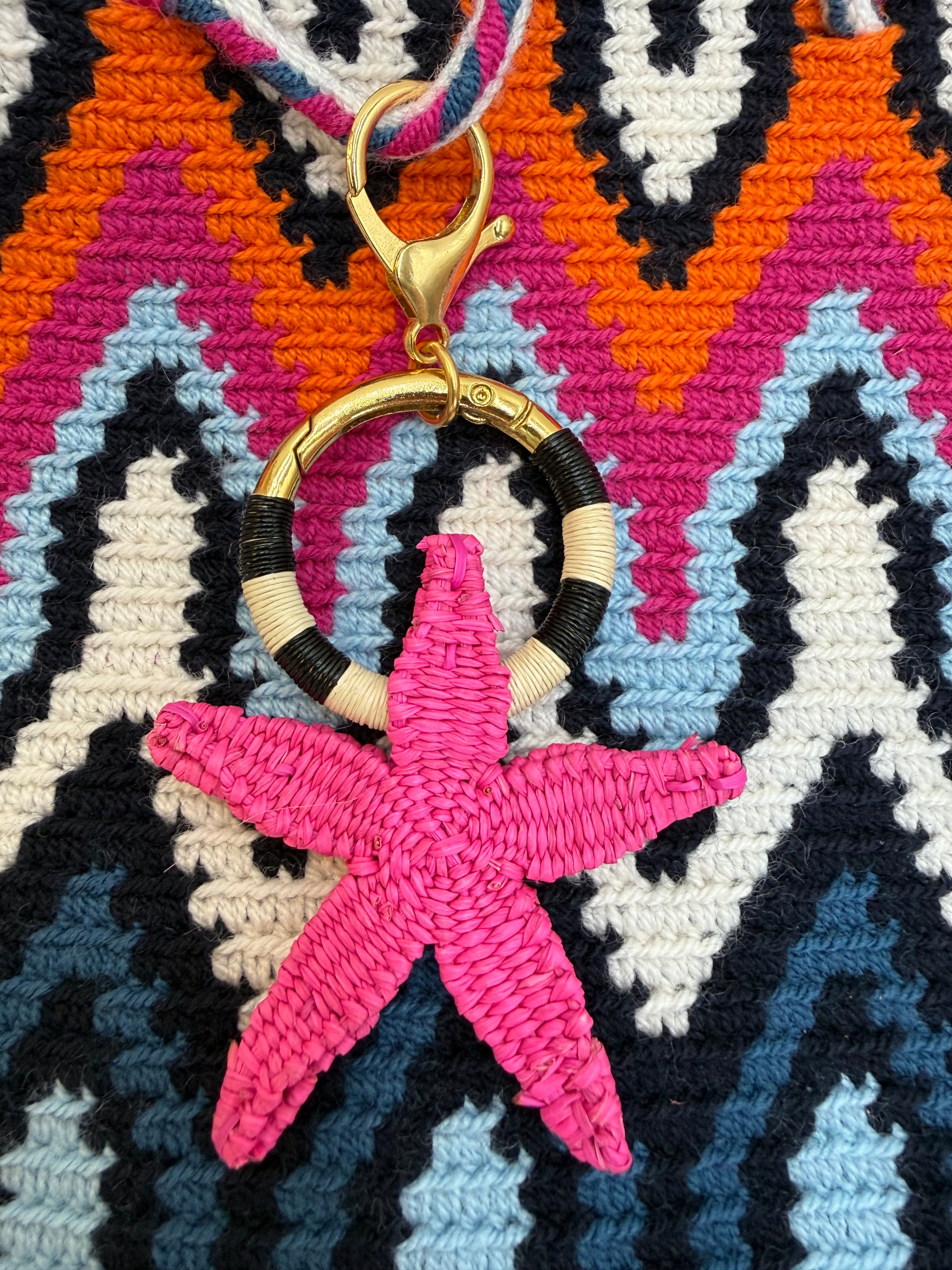 Handgemaakte LolaGrace zeester tasbedel van Werregue-palm met brons en 24-karaat vergulde details, bag charm accessoire voor tas.