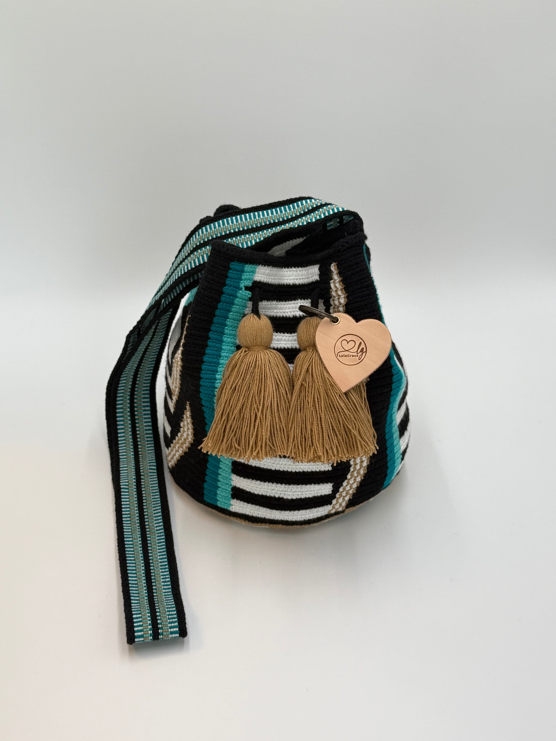 Kelly medium Wayuu tas van LolaGrace handgemaakt in Colombia met zwart design, turquoise strepen en geweven schouderband
