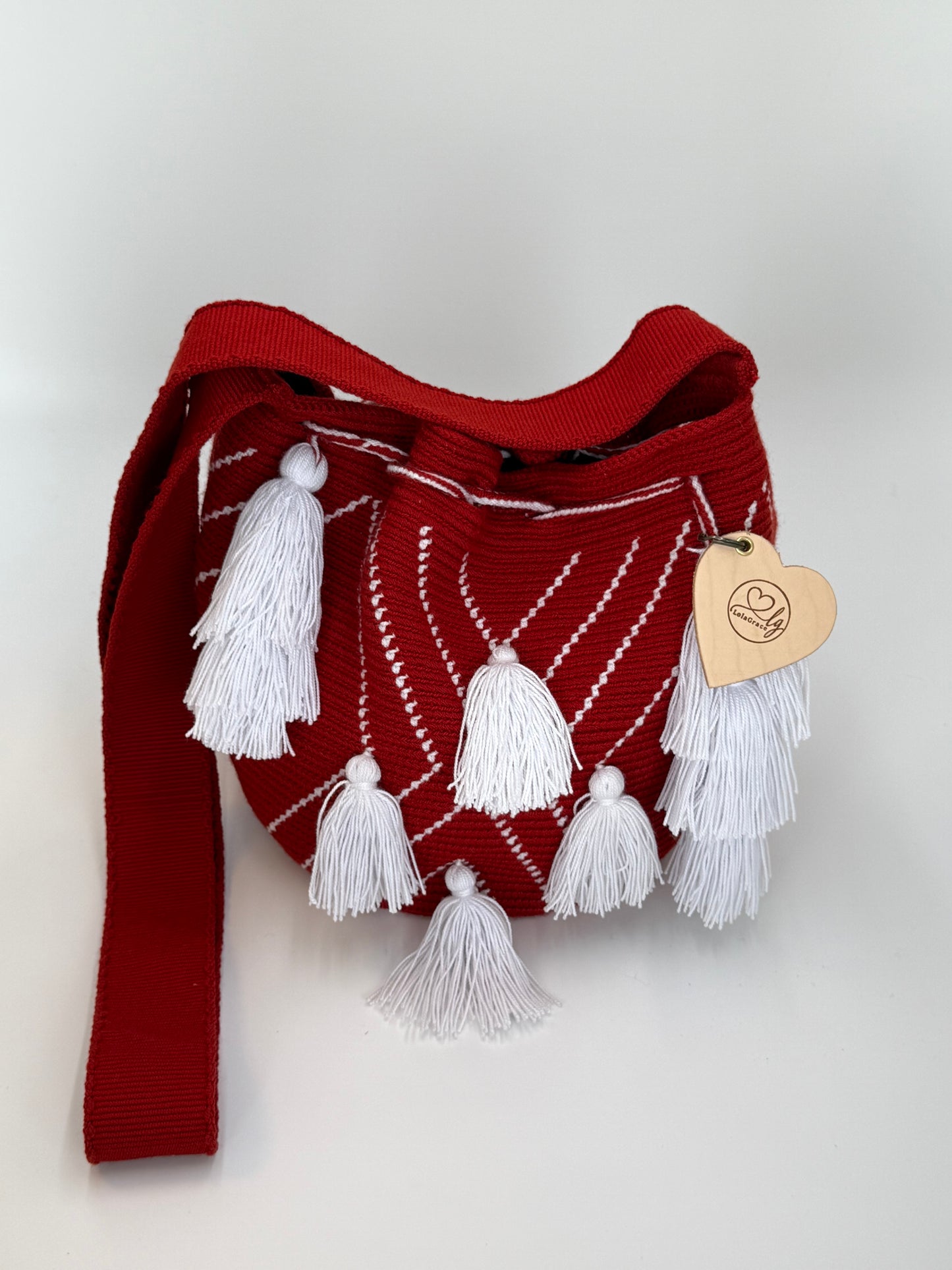 Ana Sofía medium Wayuu tas van LolaGrace handgemaakt in Colombia met rood patroon en witte kwasten