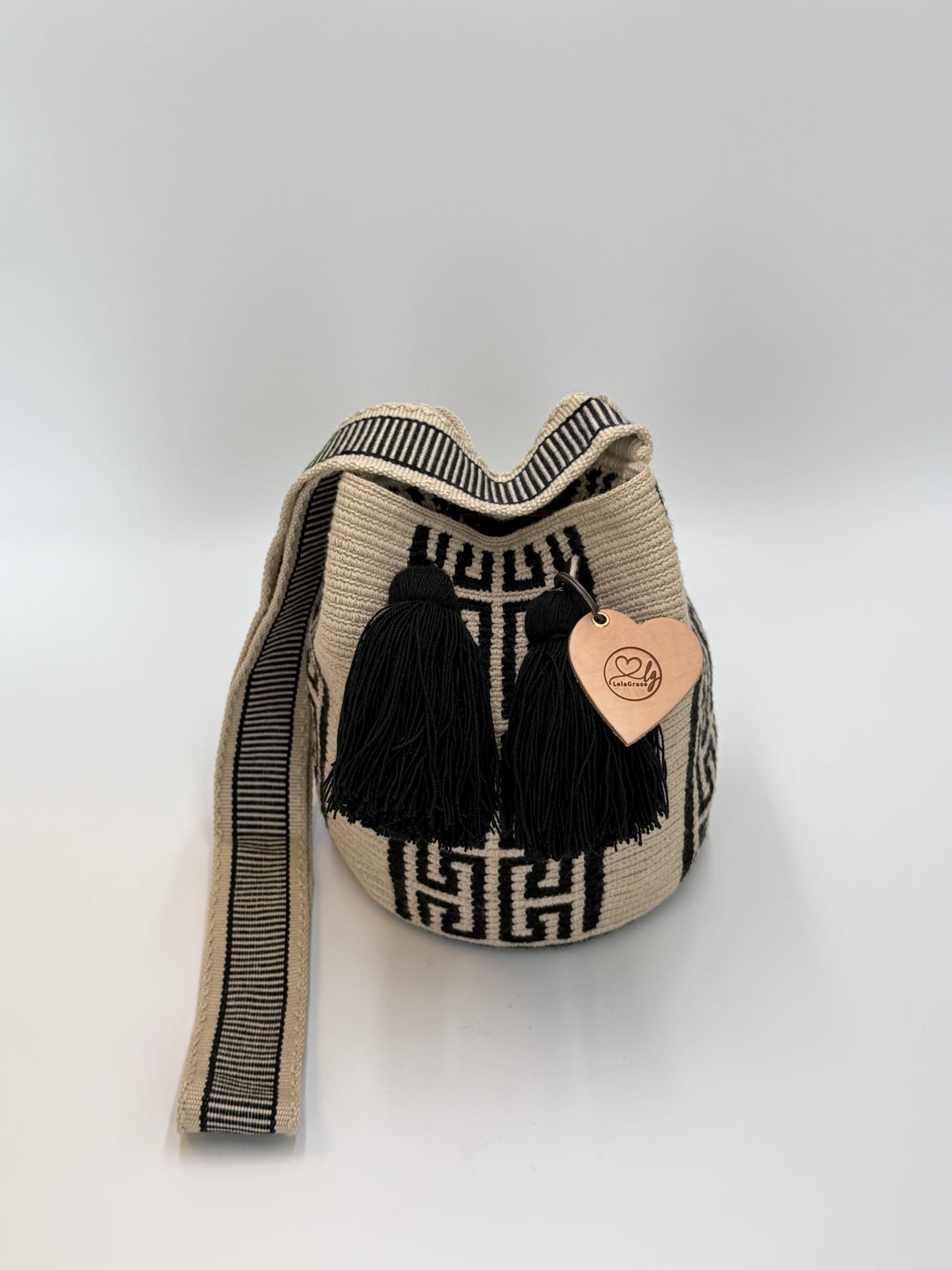 Angie Medium Wayuu mochila tas van LolaGrace, handgemaakt in Colombia met crème en zwart geometrisch patroon en zwarte kwasten.