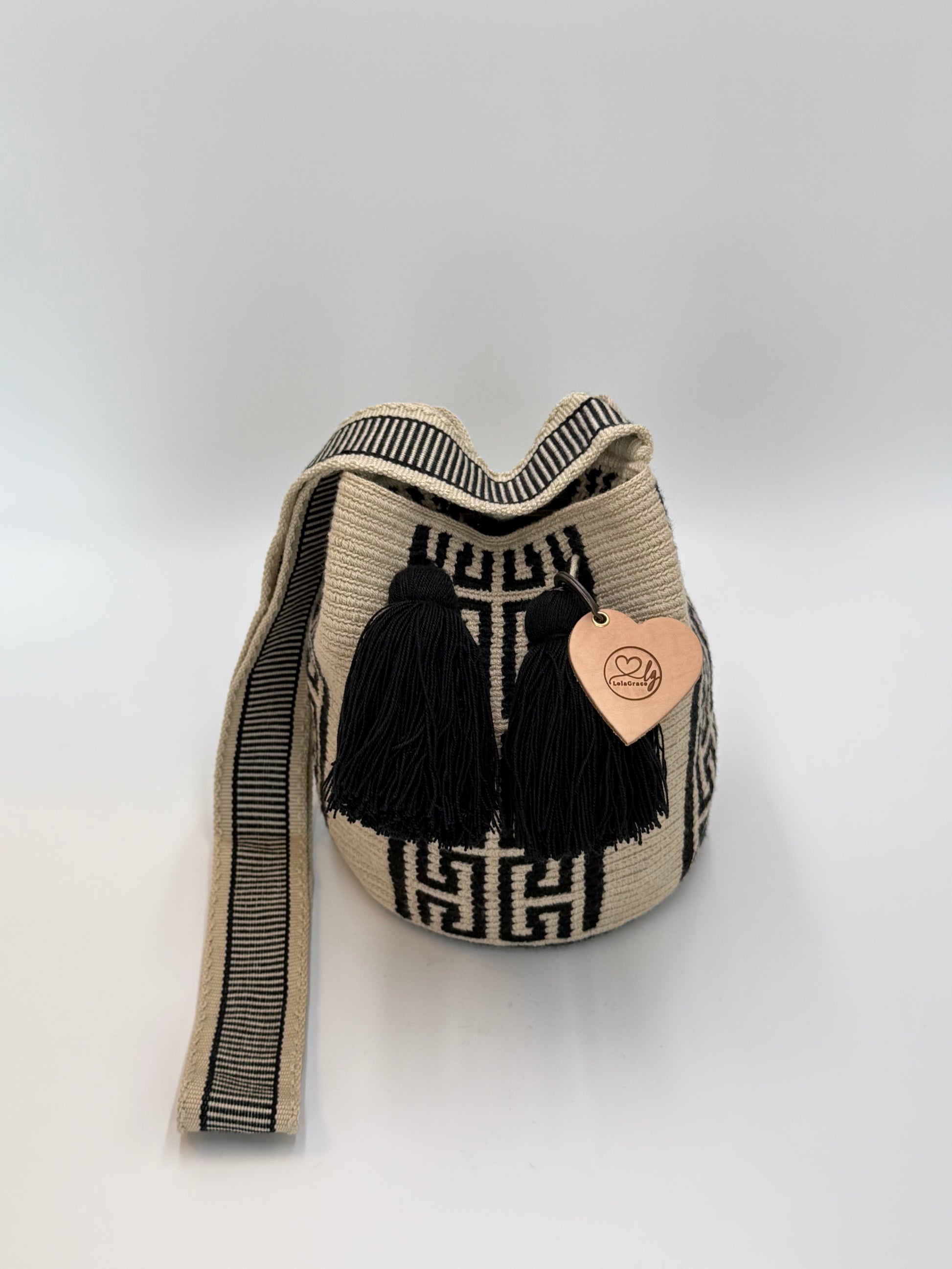 Angie Medium Wayuu mochila tas van LolaGrace, handgemaakt in Colombia met crème en zwart geometrisch patroon en zwarte kwasten.