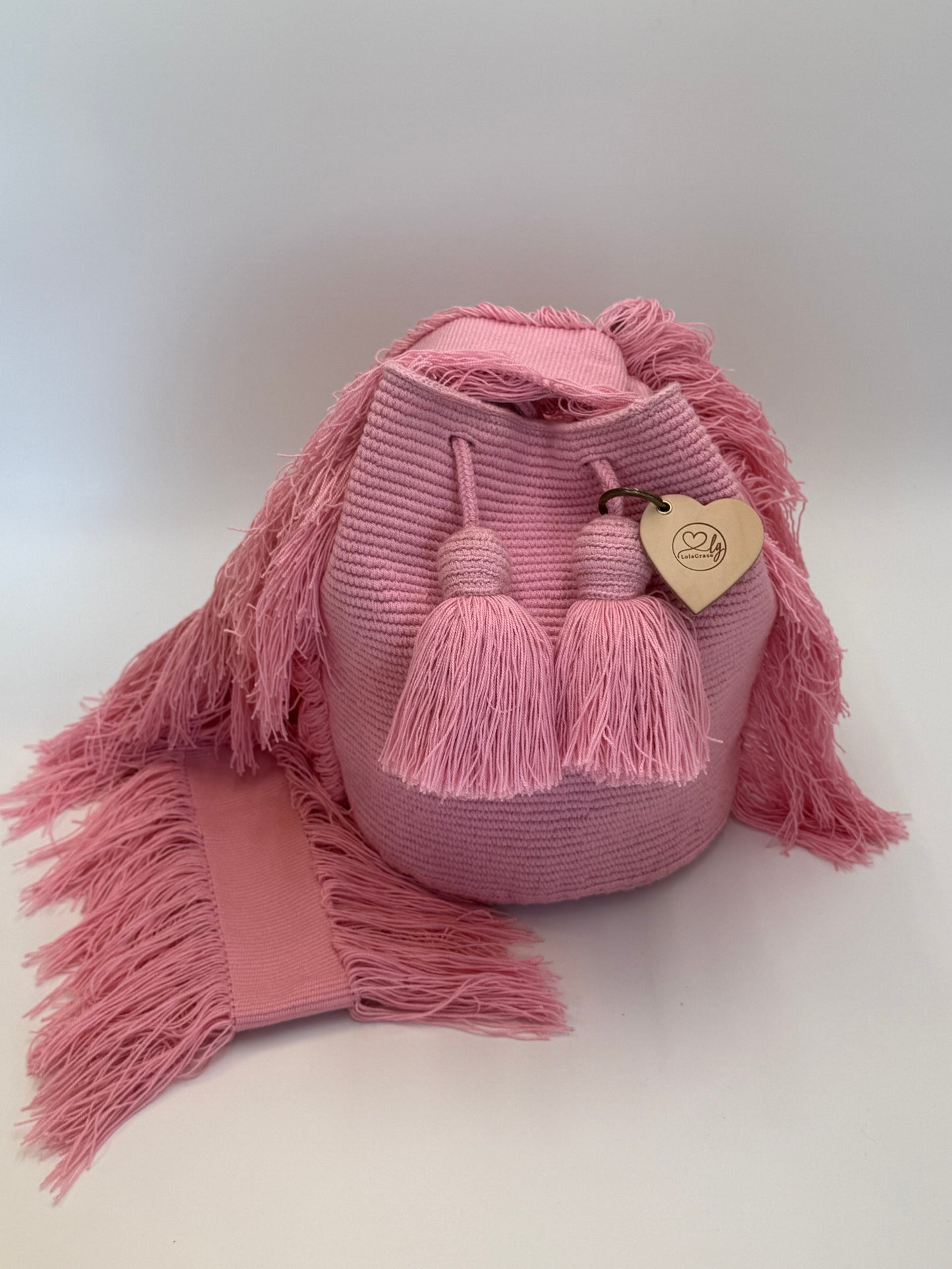 Handgemaakte Wayuu tas Beatriz Large van LolaGrace in zachtroze kleur met elegante kwastjes en lange franjes, artisan handtas uit Colombia.