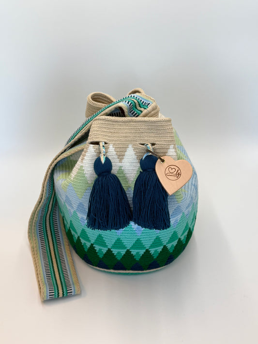 Danna large Wayuu mochila tas van LolaGrace handgemaakt in Colombia met groen en blauw geometrisch patroon en donkerblauwe kwasten