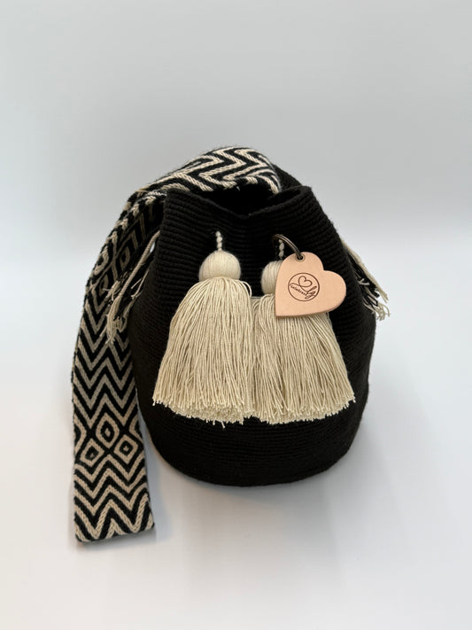 Esmeralda large Wayuu mochila tas van LolaGrace handgemaakt in Colombia met zwart patroon en zwart-wit geweven schouderband