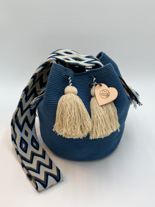 Voorkant van handgemaakte Wayuu tas Gabriela María Large van LolaGrace in diepblauw met beige kwastjes en handgeweven schouderband met geometrisch patroon.