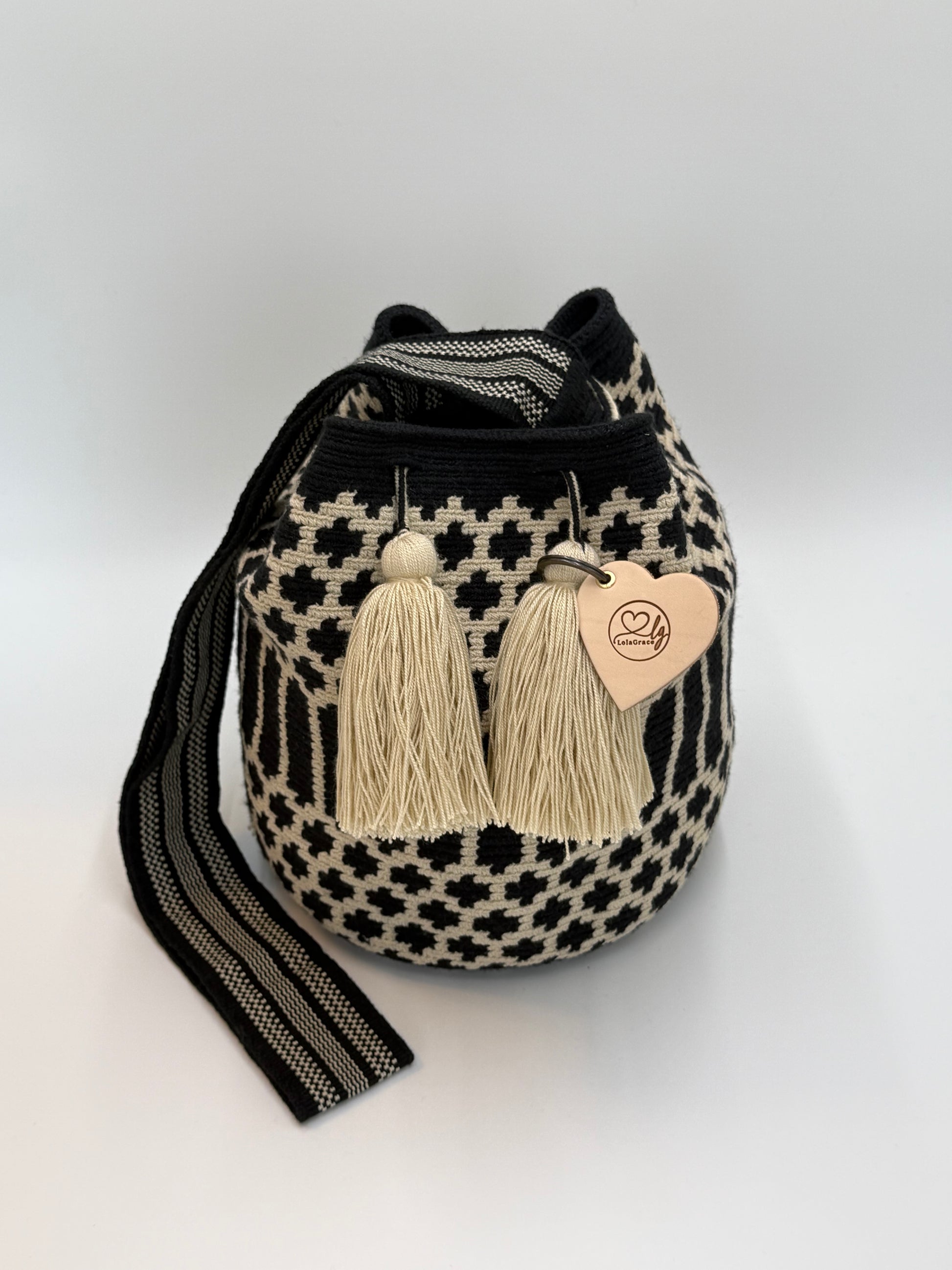 Handgemaakte large Wayuu tas Gloria met zwart-crème patroon en beige kwastjes, gesloten met trekkoord