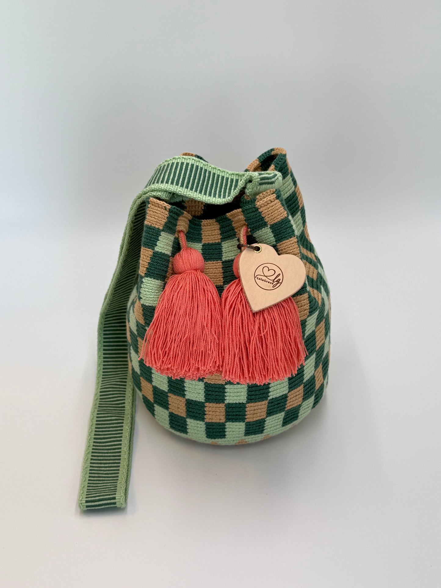 Julieta medium Wayuu tas handgemaakt in La Guajira Colombia van LolaGrace met groen patroon en roze kwasten