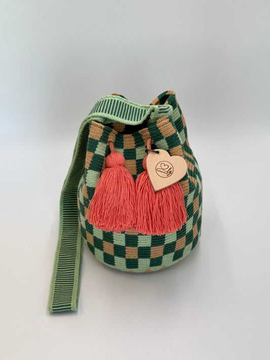 Julieta medium Wayuu tas handgemaakt in La Guajira Colombia van LolaGrace met groen patroon en roze kwasten