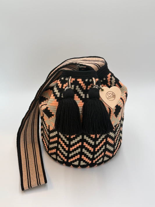 Karen Large Wayuu mochila tas van LolaGrace, handgemaakt in Colombia met zwart, perzik en crème geometrisch patroon en zwarte kwasten.
