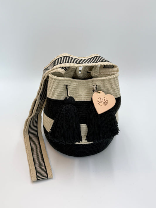 Voorkant van handgemaakte Luna Medium Wayuu tas van LolaGrace in zwart en crème met zwarte kwastjes en geweven schouderband.