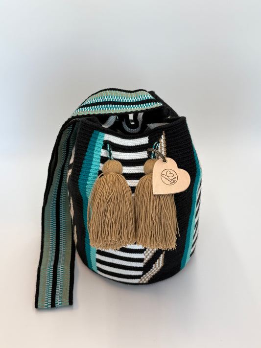 Luz Adriana large Wayuu mochila tas van LolaGrace handgemaakt in Colombia met zwart wit patroon, turquoise strepen en beige kwasten