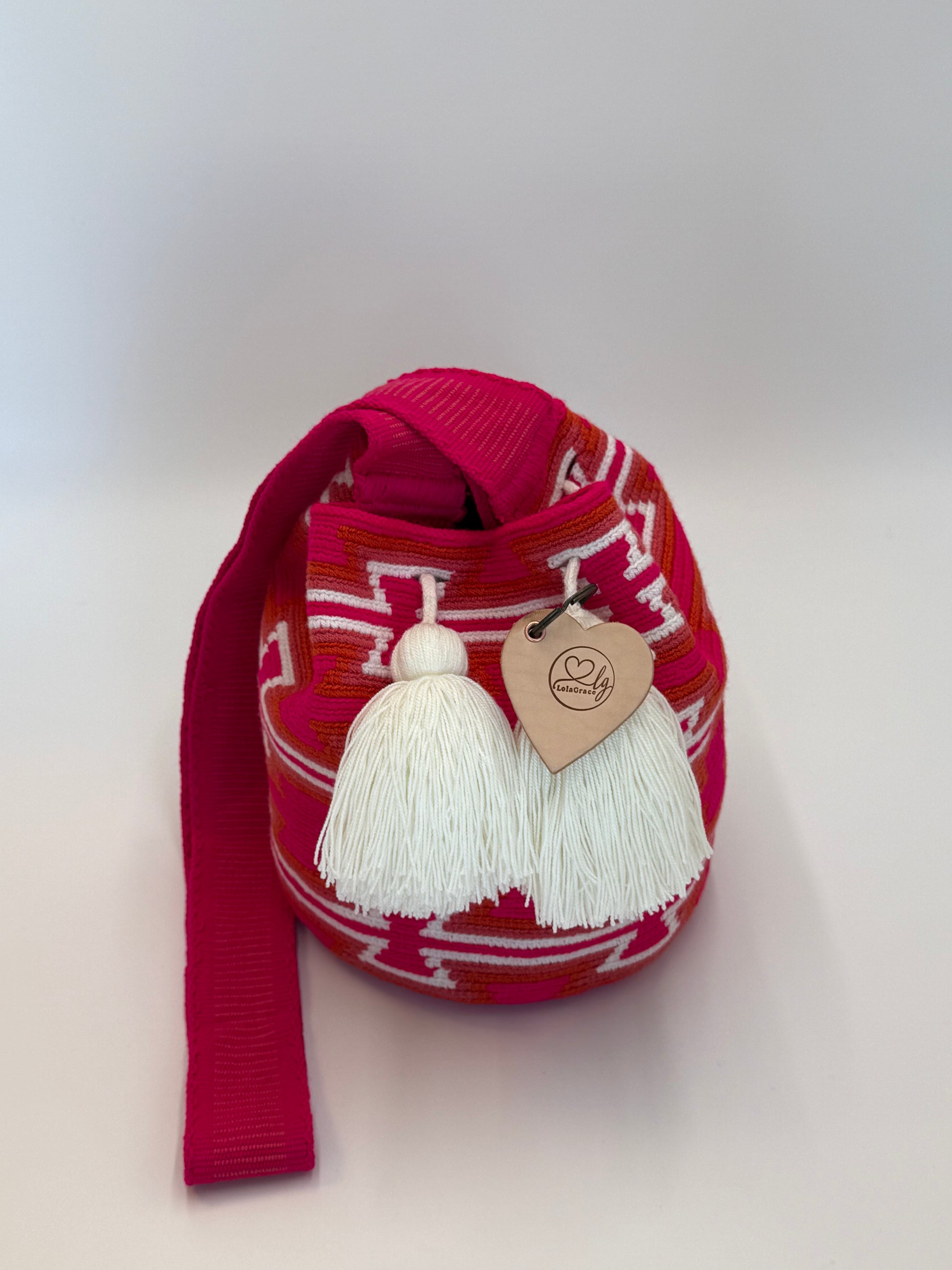 María Fernanda medium Wayuu tas van LolaGrace handgemaakt in Colombia met roze patroon en witte kwasten