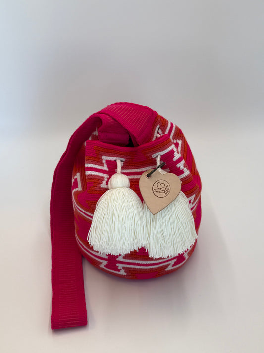 María Fernanda medium Wayuu tas van LolaGrace handgemaakt in Colombia met roze patroon en witte kwasten