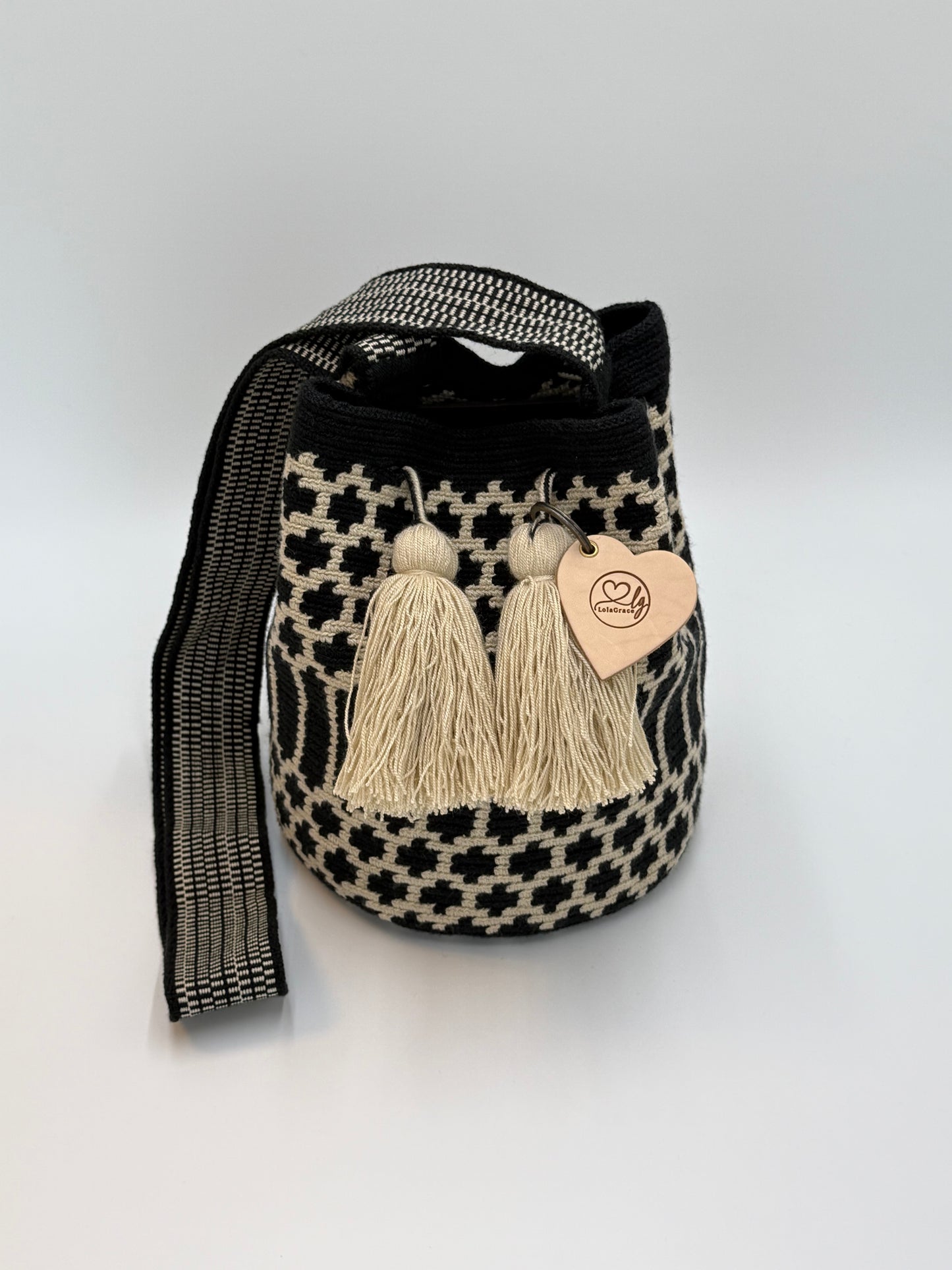 Medium Wayuu tas Miriam in zwart-crème met handgeweven patroon, zachte kwastjes en brede schouderband