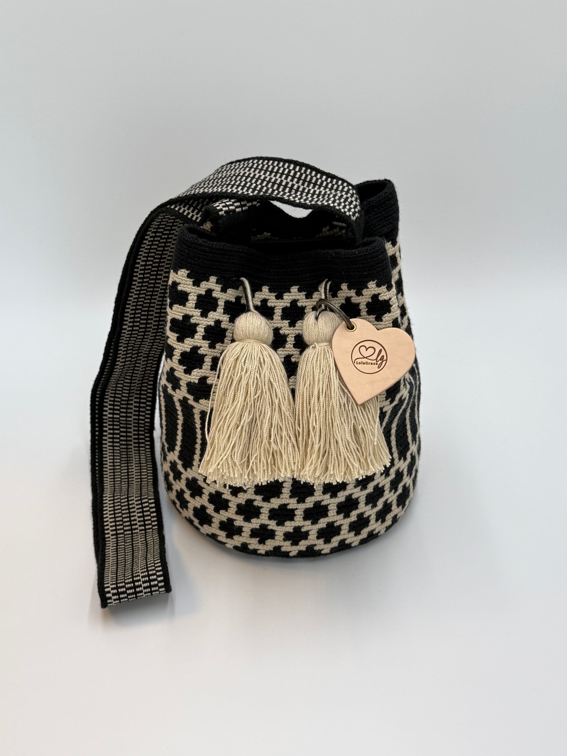 Medium Wayuu tas Miriam in zwart-crème met handgeweven patroon, zachte kwastjes en brede schouderband