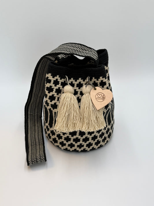 Medium Wayuu tas Miriam in zwart-crème met handgeweven patroon, zachte kwastjes en brede schouderband