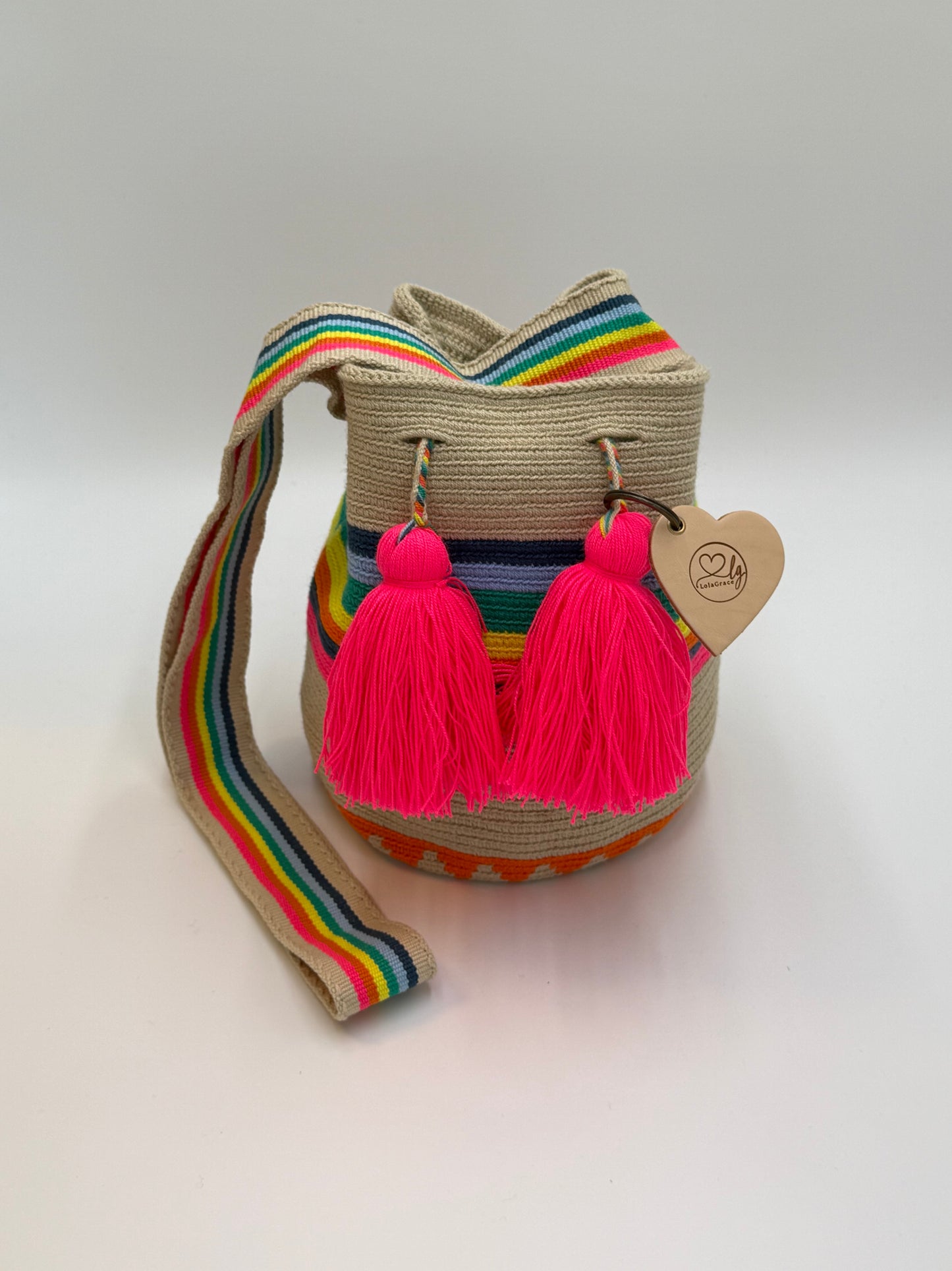 Handgemaakte medium Wayuu tas Samanta met kleurrijke strepen en roze kwastjes, gesloten