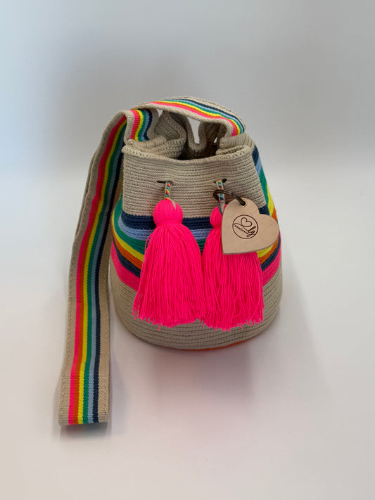 Sara Lucia medium Wayuu tas van LolaGrace handgemaakt in Colombia beige met regenboog schouderband en neon roze kwasten
