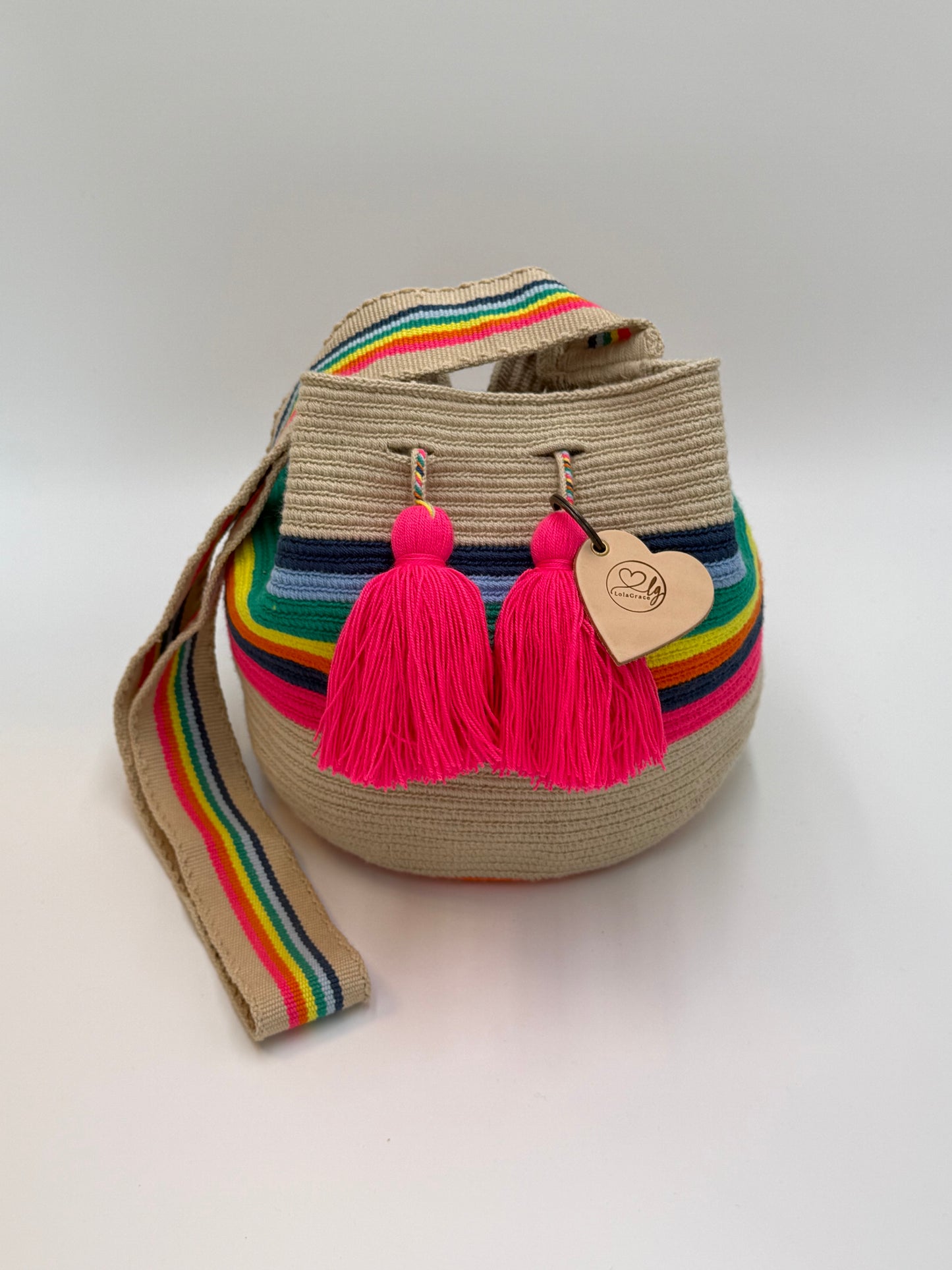 Handgemaakte large Wayuu tas Sofía Andrea met kleurrijke strepen en roze kwastjes, gesloten met trekkoord