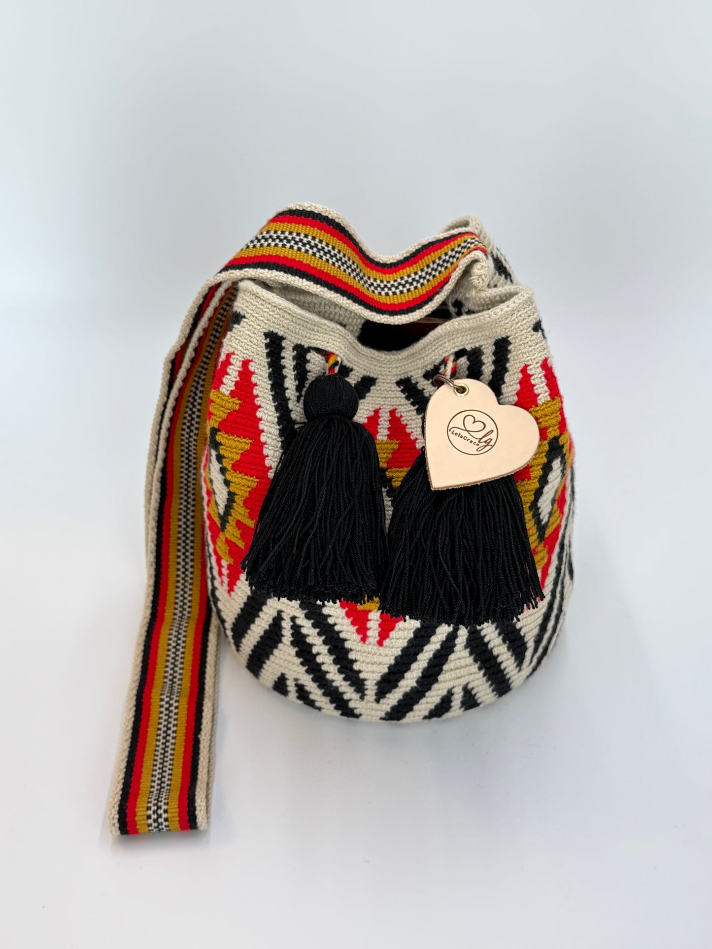 Valentina María medium Wayuu tas van LolaGrace handgemaakt in Colombia met zwart wit patroon, rode details en zwarte kwasten