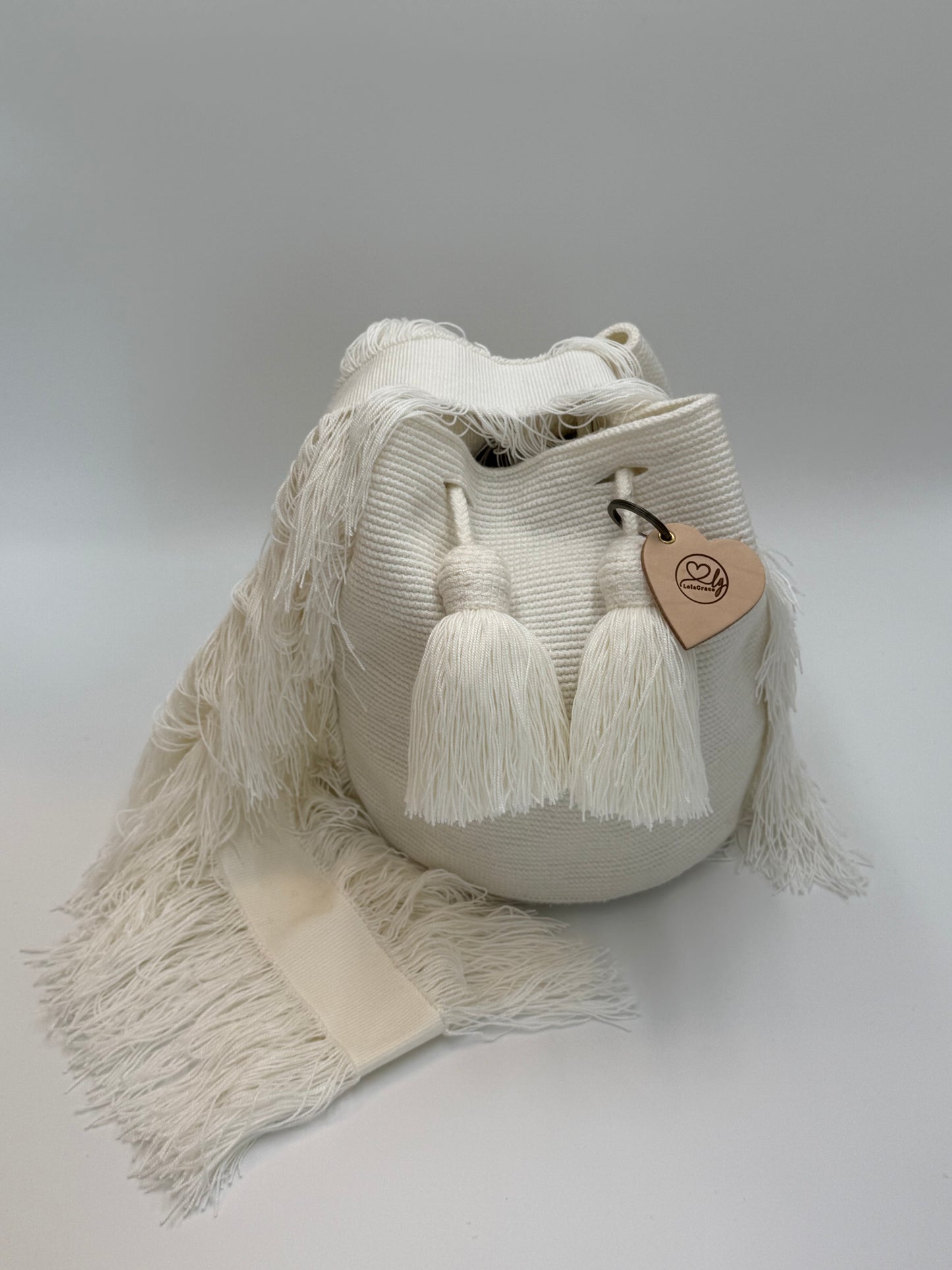 Grote Wayuu tas Yamile in het wit met minimalistisch handgeweven design en lange franjes