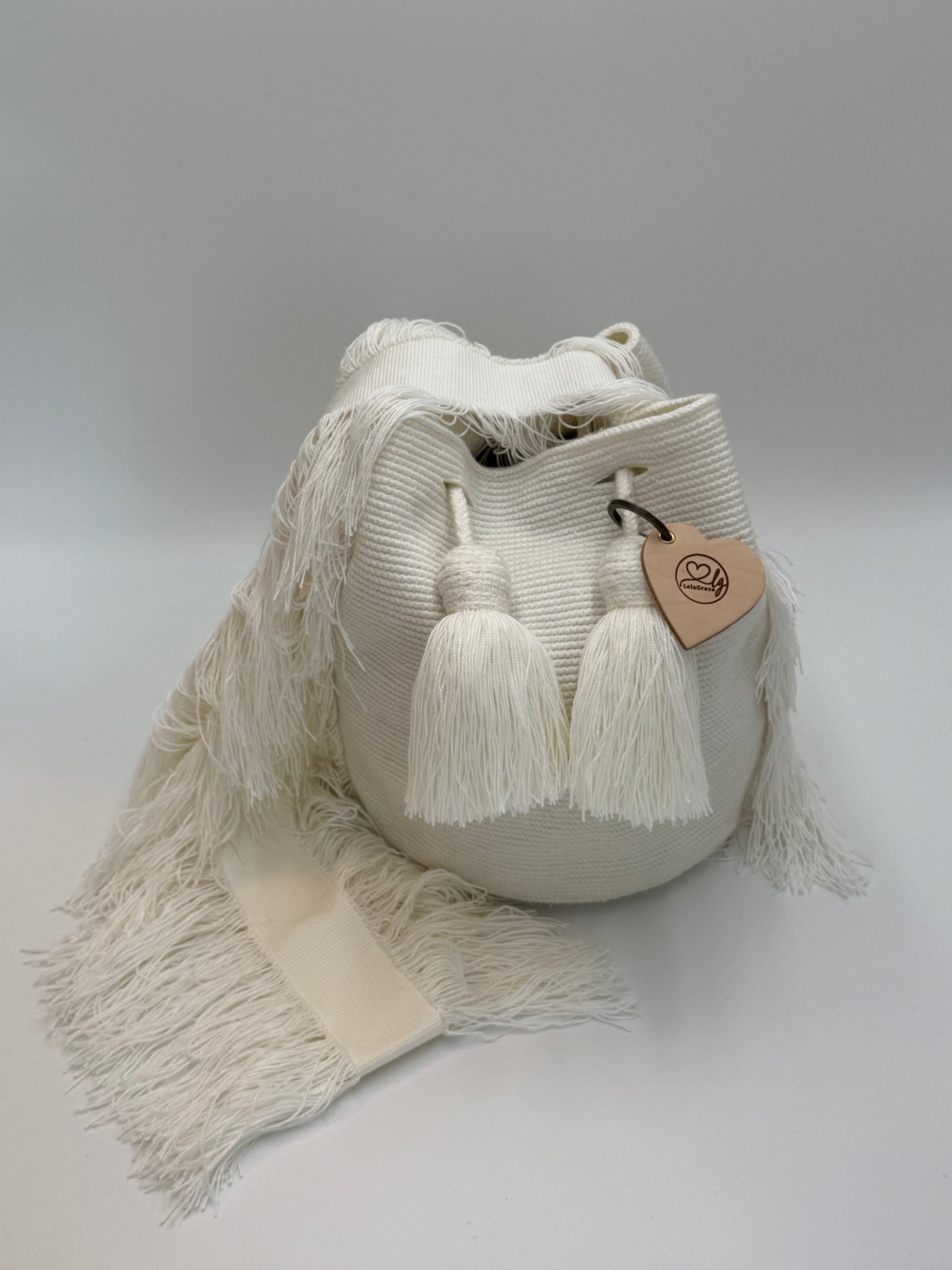 Grote Wayuu tas Yamile in het wit met minimalistisch handgeweven design en lange franjes