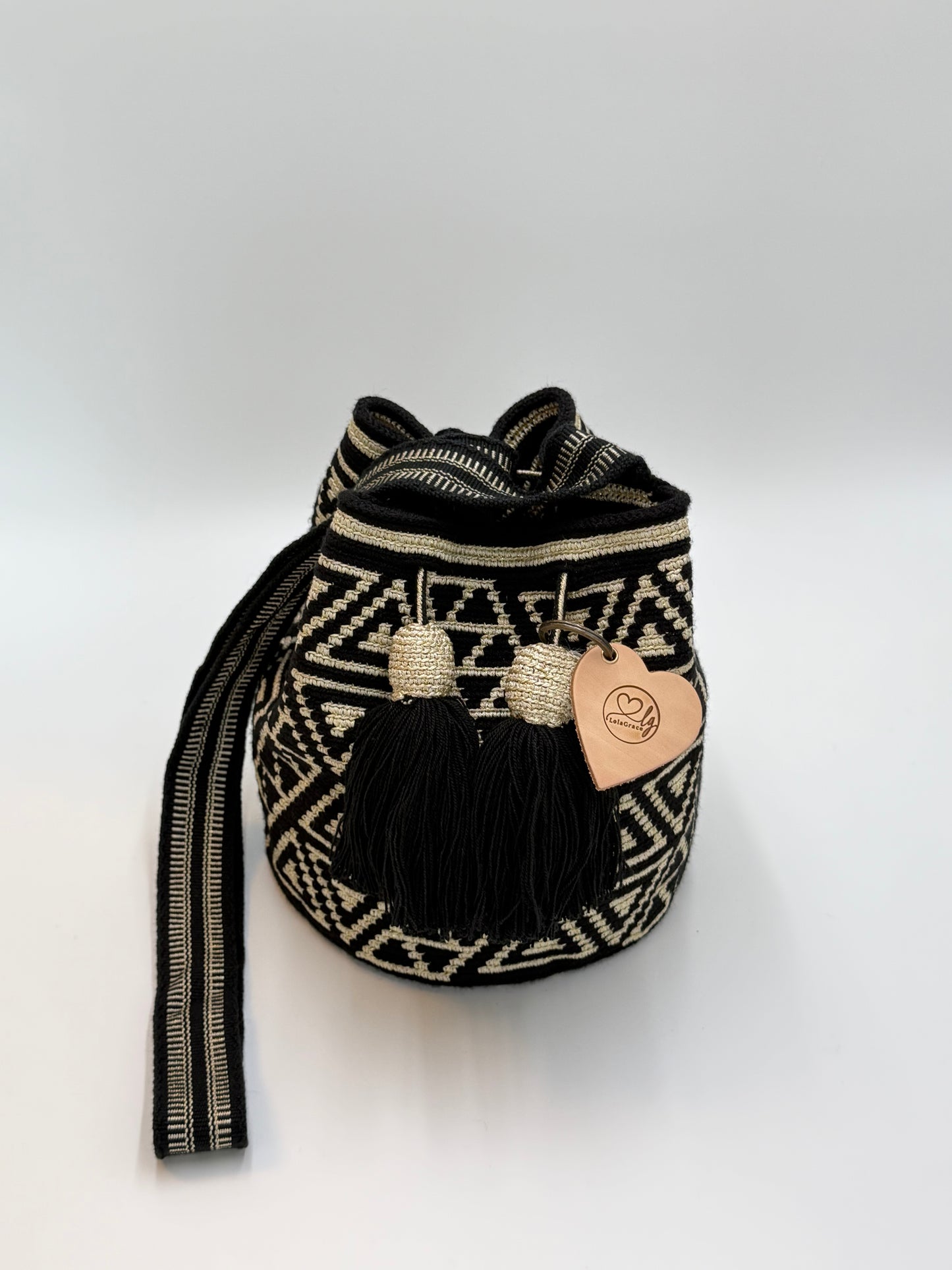 Yurany medium Wayuu mochila tas van LolaGrace handgemaakt in Colombia met zwart-wit geometrisch patroon en geweven schouderband